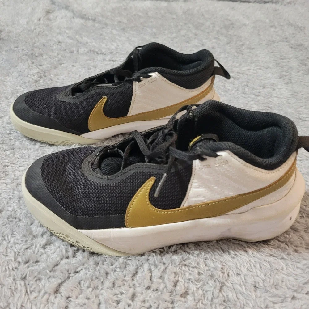Nike Team Hustle D 10 GS Black Metallic Gold White Kids Shoes Size 5Y